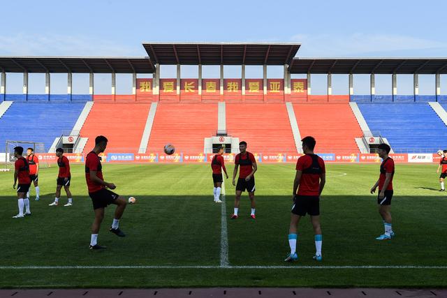 哈利伯顿绝杀米德尔顿42分 步行者险胜雄鹿2-1