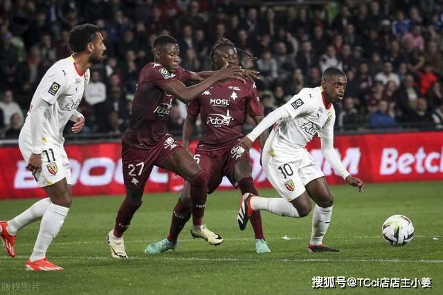 巴萨17岁小将面部受伤缝10针 赛后社交媒体晒图