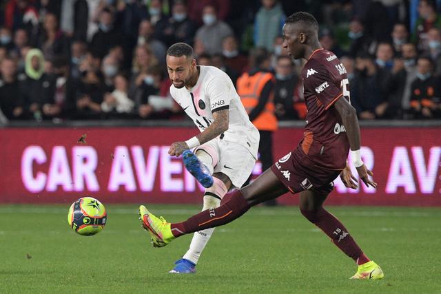 巴萨17岁小将面部受伤缝10针 赛后社交媒体晒图