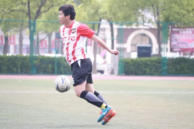 詹姆斯末节超神单节19分 湖人逆天翻盘胜快船